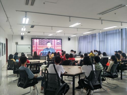 经管学院学生集中观看庆祝中华人民共和国成立70周年大会