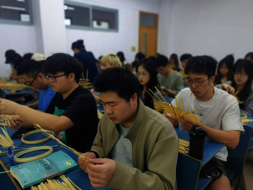 学生课堂编织竹篮